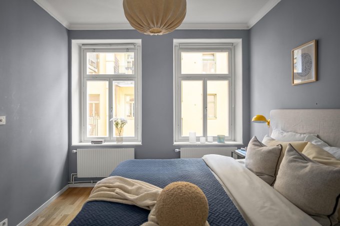 Mała sypialnia w bloku